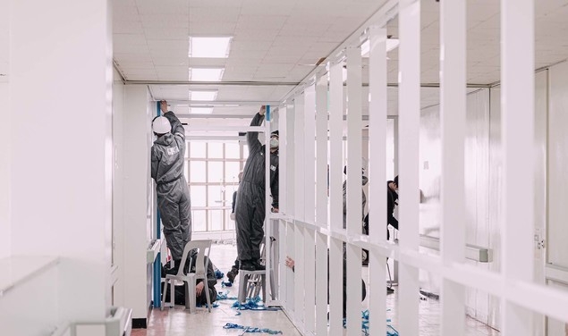 4일 육군 제2작전사 예하 1117공병단 장병들이 국군대구병원에서 음압병상 확충공사를 위한 작업을 하고 있다. 국군대구병원은 지난달 23일 감염병 전담병원으로 지정되어 기존 음압병상 98개를 303개로 확충시키는 공사를 진행해왔으며, 공사가 완료되면 총 200여 명의 의료인력이 투입되어 대구지역 확진자들의 입원, 치료를 담당하게 된다.