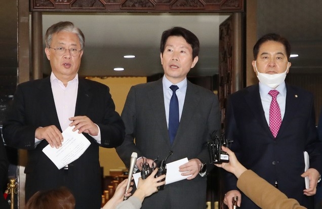 이인영 더불어민주당 원내대표와 심재철 미래통합당 원내대표, 유성엽 민주통합의원모임 원내대표가 4일 서울 여의도 국회에서 선거구획정안관련 3당 원내대표 공동기자회견을 마친 뒤 인사를 하고 있다.