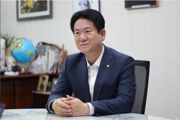 이동섭 바른미래당 의원은 '게임 디톡스 사업'이 결과를 만들어 놓고 쓴 보고서라고 비판했다(사진 제공=이동섭 이원실).