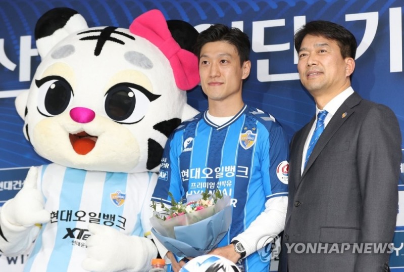 (서울=연합뉴스) 이청용이 5일 오후 서울 종로구 축구협회에서 열린 울산 현대 입단 기자회견에서 마스코트, 김광국 단장과 기념촬영을 하고 있다