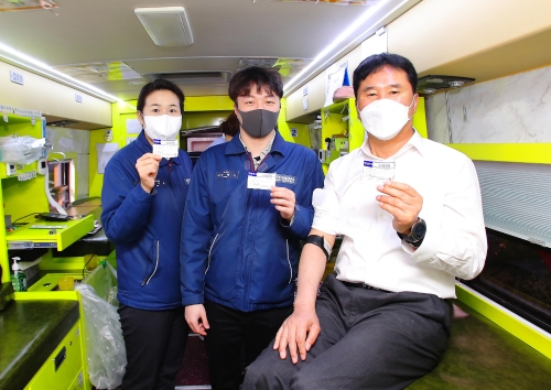 현대중공업 한영석 사장(오른쪽 첫번째)이 5일(목) 혈액 수급 위기 해소를 위한 단체헌혈에 동참했다 / 사진제공 = 현대중공업