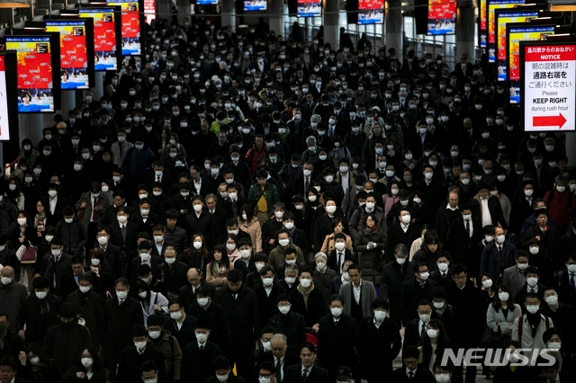 지난 3일 일본 도쿄의 시나가와역에서 마스크를 쓴 출근길 시민들이 몰려나오고 있다.