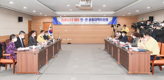 이용섭 광주광역시장이 6일 오후 시청 3층 소회의실에서 열린 코로나19 대응 지역사회 감염 확산 방지를 위한 ‘코로나19 대응 민·관 공동대책위원회’ 회의에 참석해 회의를 주재하고 있다./사진=광주광역시