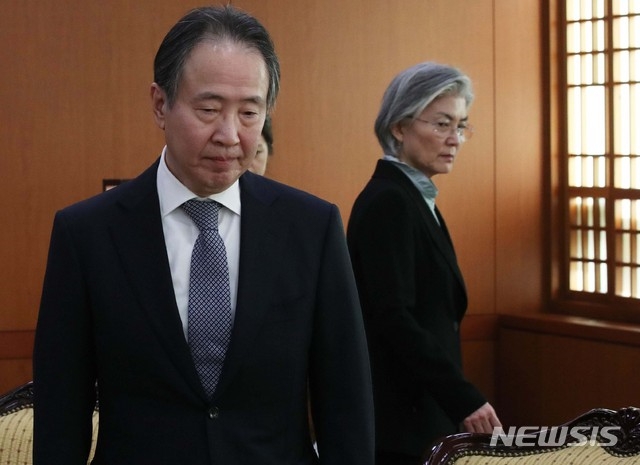 강경화 외교부 장관(오른쪽)이 6일 오후 서울 종로구 정부서울청사 외교부에 도미타 고지 주한일본대사(왼쪽)를 초치한 뒤 면담을 하기 위해 자리로 향하고 있다.