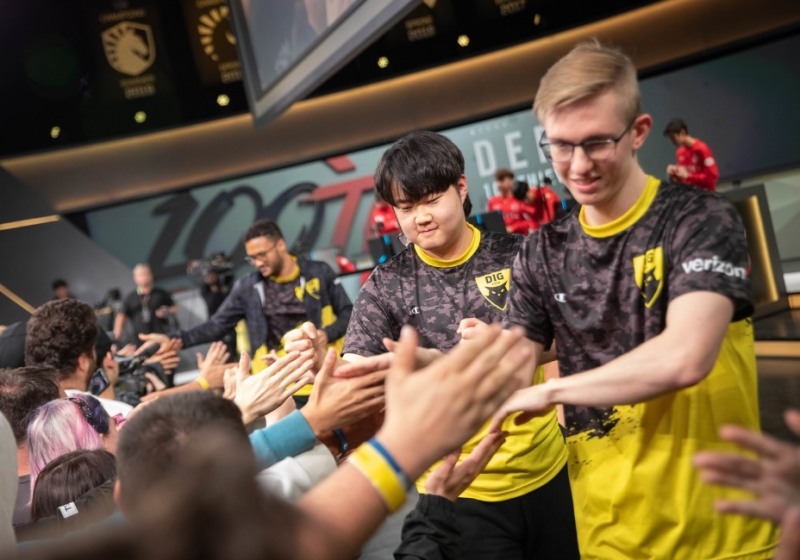 LCS에서 선수들이 승리한 뒤에 팬들과 하이파이브하는 장면을 당분간 볼 수 없게 됐다(사진=라이엇 게임즈 제공).