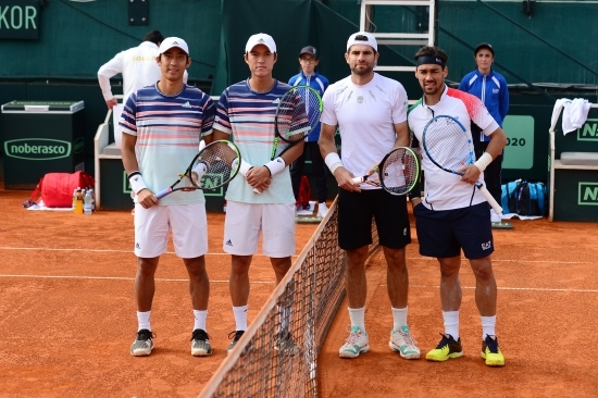 복식 경기에 앞서 포즈를 취한 한국과 이탈리아팀(사진 대한테니스협회)