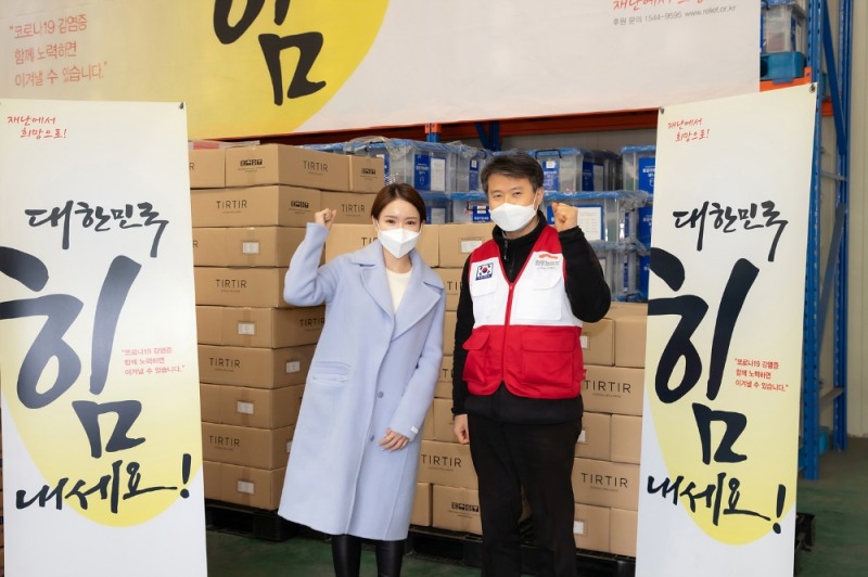 티르티르 이유빈 대표(왼쪽)와 희망브리지 전국재해구호협회 배천직 구호팀장(오른쪽)