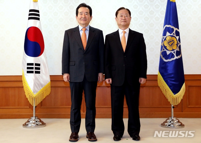 정세균 국무총리와 남기명 고위공직자범죄수사처(공수처) 설립준비단장(사진 오른쪽)이 지난 2월 10일 오전 서울 종로구 정부서울청사에서 열린 공수처 준비단장 위촉식에 참석해 기념촬영을 하고 있다. 사진=뉴시스