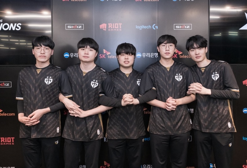단독 1위에 오른 젠지 e스포츠 선수단(사진=라이엇 게임즈 제공).