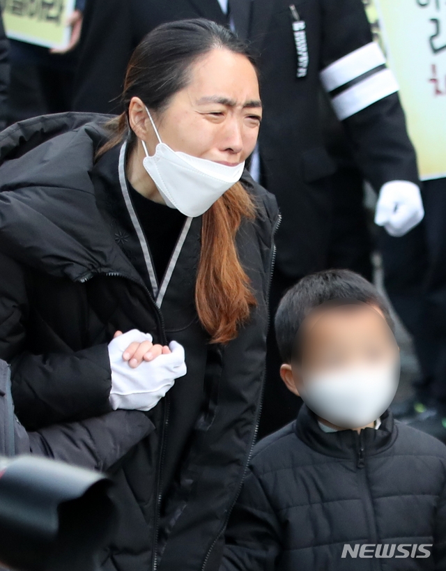(사진=뉴시스) 고 문중원 기수의 부인 오은주씨가 9일 오전 서울 종로구 서울대병원 장례식장에서 열린 발인식에서 눈물을 흘리고 있다. 문 기수는 렛츠런파크 부산경남(부산경마공원)에서 근무하던 중 지난해 11월29일 마사회의 채용비리나 승부조작 등 비리를 고발했다.