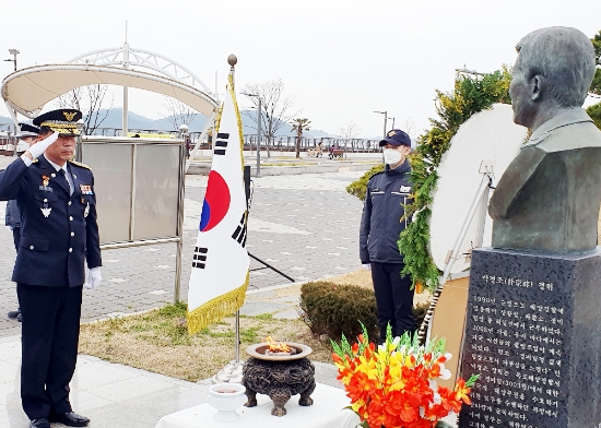 김홍희 해양경찰청장이 목포 노을 공원에 있는 故 박경조 경위를 참배하고 있다./사진=서해해경청