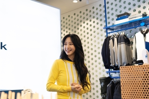 힐크릭 전속 모델로 활동하고 있는 배우 한예슬이 양재점 오픈을 축하하기 위해 힐크릭 매장을 방문했다. 사진=비주컴