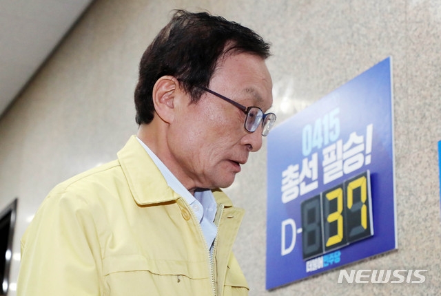 이해찬 더불어민주당 대표가 9일 서울 여의도 국회에서 열린 더불어민주당 비공개 최고위원회의에 참석하고 있다.