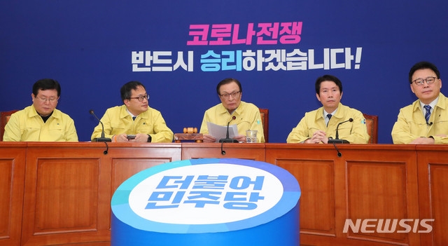 이해찬(가운데) 더불어민주당 대표가 11일 서울 여의도 국회에서 열린 더불어민주당 최고위원회의에 참석해 현안관련 발언을 하고 있다.