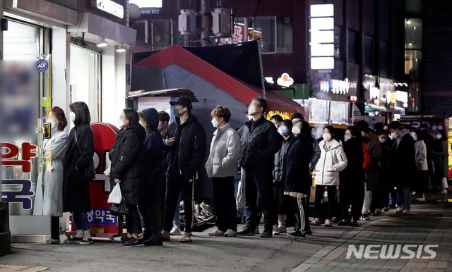 양천구와 양천구 약사회 등과 협의해 공적마스크 판매시간을 평일 오후 6시로 통일하기로 결정한 가운데 11일 오후 서울 양천구의 한 약국 앞에서 시민들이 공적마스크를 구매하기 위해 줄을 서 기다리고 있다. 사진=뉴시스