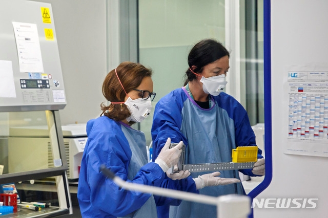 스위스 제네바 대학의 의료진들이 신종 코로나바이러스 감염증(코로나19) 확진 환자의 경과를 확인하고 있다. 스위스 정부는 11일(현지시간) 베른에서 기자회견을 열고 코로나19의 통제를 위해 스위스와 이탈리아 소규모 국경 검문소 9곳을 폐쇄했다고 발표했다.