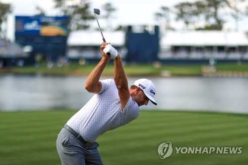 2020 플레이어스 챔피언십 연습라운드 17번 홀에서 더스틴 존슨. 사진=AFP/연합뉴스