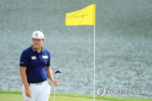임성재가 2020 플레이어스 챔피언십 연습라운드 17번 홀 그린플레이를 하고 있는 모습. 사진=AFP/연합뉴스