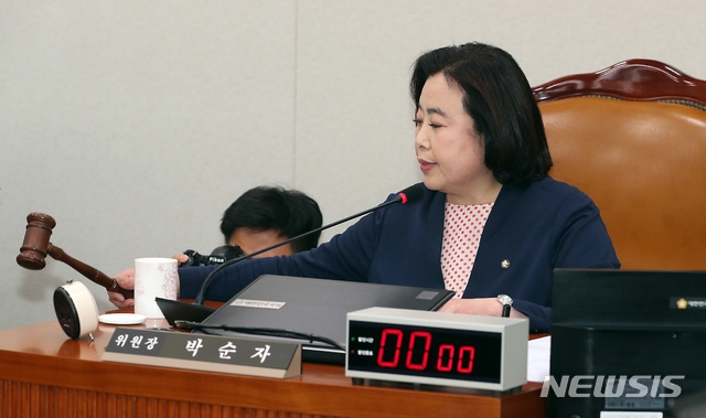 박순자 국회 국토교통위원장이 지난 2019년 12월 6일 오전 서울 여의도 국회에서 열린 국토교통위원회 전체회의에서 의사봉을 두드리고 있다. 사진=뉴시스