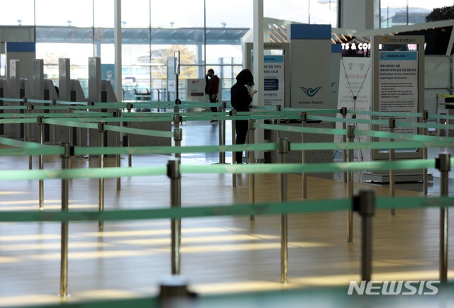 11일 오전 인천국제공항 제2터미널 탑승수속 창구가 한산한 모습을 보이고 있다. 10일 인천공항공사에 따르면 전날 인천공항 이용객은 1만9716명으로 확인됐다. 이는 전년 같은 기간과 비교해 89.4% 줄어든 것이다.