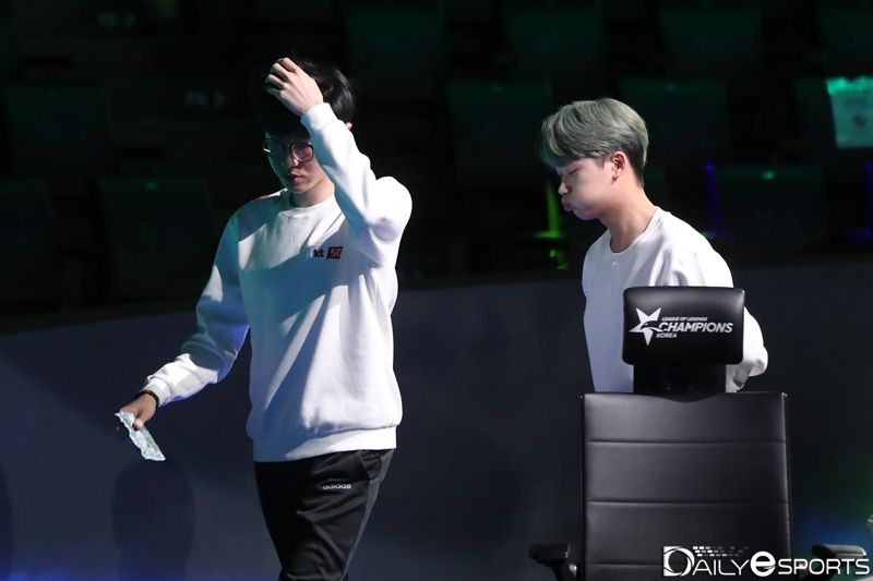 잘 안 풀린다는 표정을 짓고 있는 kt 선수들.