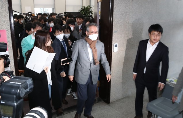 김형오 미래통합당 공천관리위원장이 13일 서울 여의도 국회에서 위원장직 사퇴 기자회견을 마친 뒤 회의실을 나서고 있다.