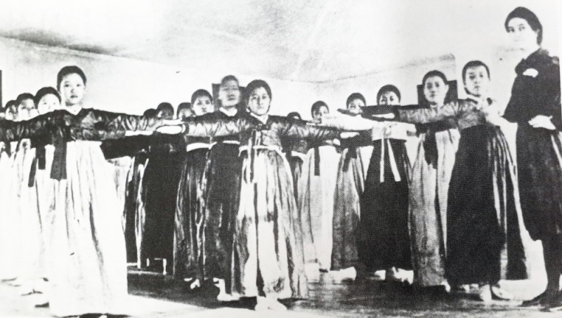 1886년 우리나라에서 여성 교육기관으로 처음으로 설립된 이화학당의 1896년 체조 수업 모습, 오른쪽이 지도교사인 월터 선생이다. 