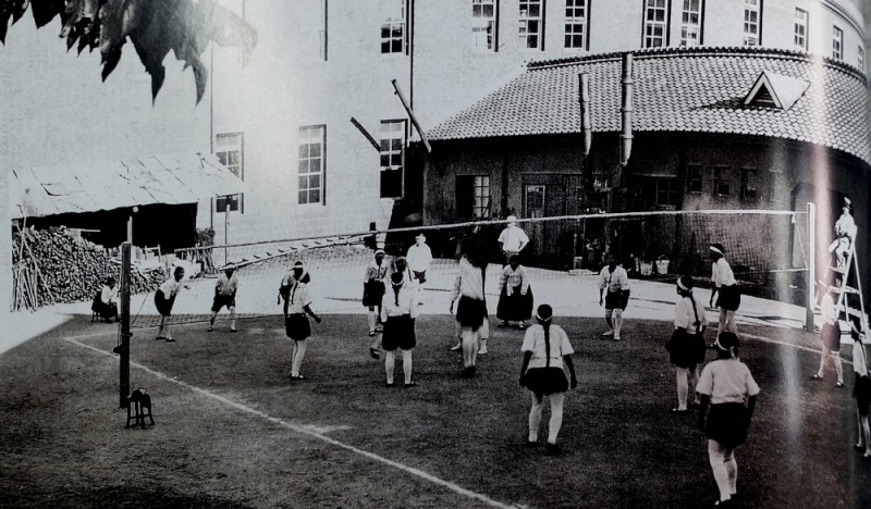 1920년 경기여고 여학생들의 배구 경기 모습. 흰띠를 머리에 동여맨 댕기머리 여학생들의 모습이 이채롭다.〈사진으로보는 경기여고 100녀사에서〉