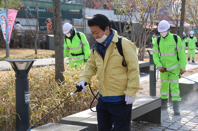 노웅래 의원이 "NO! 코로나19" 방역 캠페인 일환으로 확진자가 발생한 한 아파트에서 직접 방역 활동에 나서 눈길을 끌었다. / 사진 제공 = 노웅래 의원실