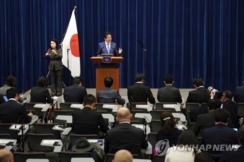 아베 신조(安倍晋三) 일본 총리가 14일 오후 일본 총리관저에서 기자회견을 하고 있다.(도쿄 AP=연합뉴스)