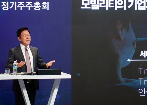 지난해 3월 열린 제35기 정기주주총회에서 박정호 사장이 SK텔레콤 본사 사옥 4층 수펙스홀에서 주주들에게 경영성과, 사업비전을 설명하고 있는 모습 / 사진제공 = SK텔레콤