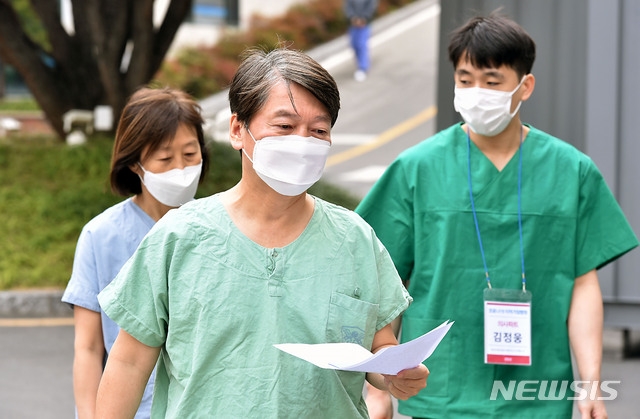 안철수 국민의당 대표가 13일 오전 대구 중구 계명대학교 대구동산병원에서 신종 코로나바이러스 감염증(코로나19) 관련 의료 봉사를 하기 위해 이동하고 있다.