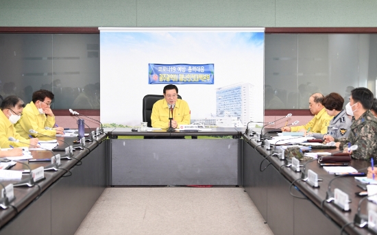 이용섭 광주광역시장이 지난 14일 오전 시청 17층 재난상황실에서 정세균 국무총리가 주재하고 중앙부처와 17개 시도가 참여하는 '코로나19 대응 중앙재난안전대책본부 영상회의'에 참석해 광주광역시 코로나19 대응상황 및 조치사항을 보고하고 있다./사진=광주광역시