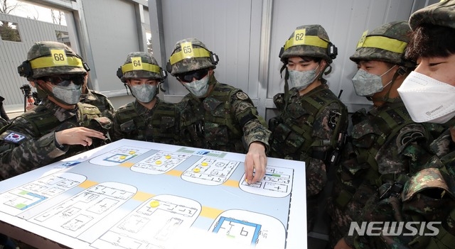 2019년 3월 4일 경기도 남양주 금곡 예비군훈련대에서 열린 2019년 첫 예비군 훈련에 참석한 예비군들이 미세먼지 마스크를 쓰고 시가지 전투 훈련 준비를 하고 있다. 이날 서울을 비롯한 9개 시·도에 미세먼지 비상저감조치가 발령됐다. 사진=뉴시스