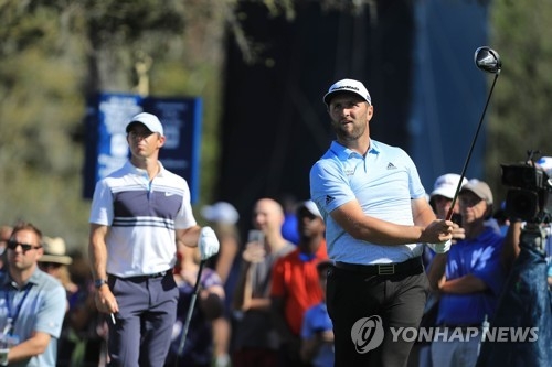 존 람(우)과 로리 매킬로이(좌). 사진=AFP/연합뉴스