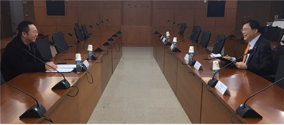 인천국제공항 보안검색노동조합 공민천 공동위원장과 인천공항공사 구본환 사장이 정규직 전환 합의서에 서명하고 있는 모습.