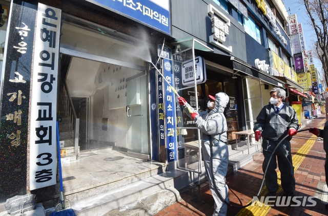 신종 코로나바이러스 감염증(코로나19) 확진자가 집단으로 발생한 경기 성남시 수정구 은혜의강 교회에서 16일 오전 수정구청 환경위생과 관계자들이 교회 주변을 소독하고 있다. 사진=뉴시스