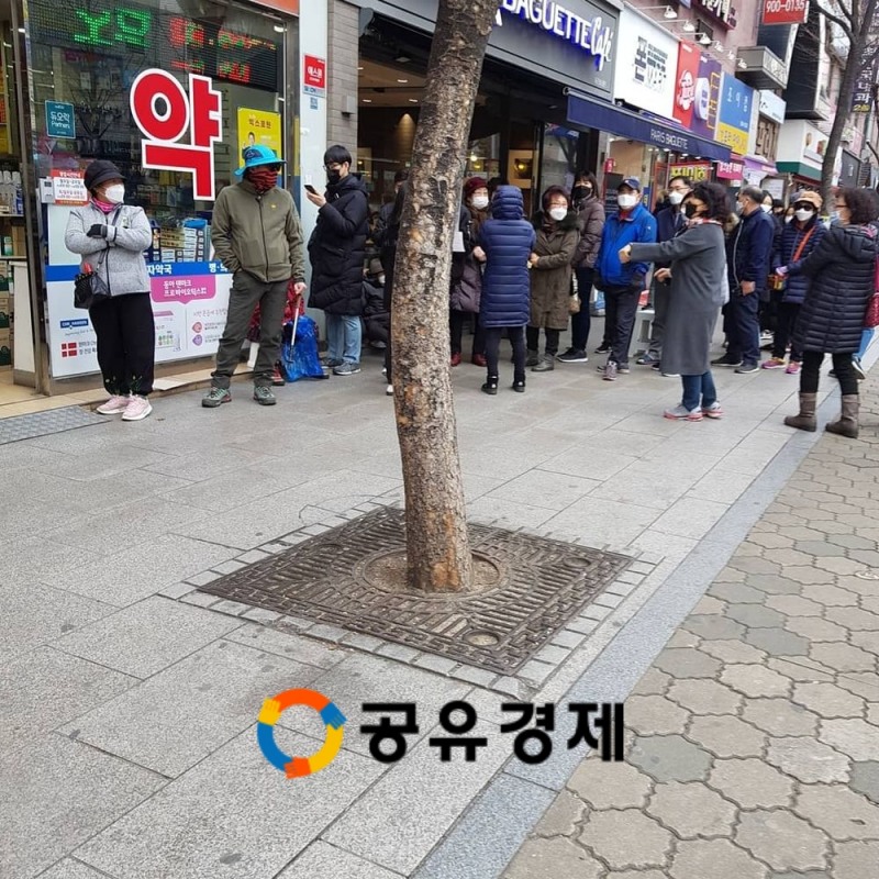마스크 5부제가 시행중인 가운데 15일 오후 서울 도봉구의 한 약국 앞에서 시민들이 마스크를 구매하기 위해 줄을 서 기다리고 있다. 2020.3.15