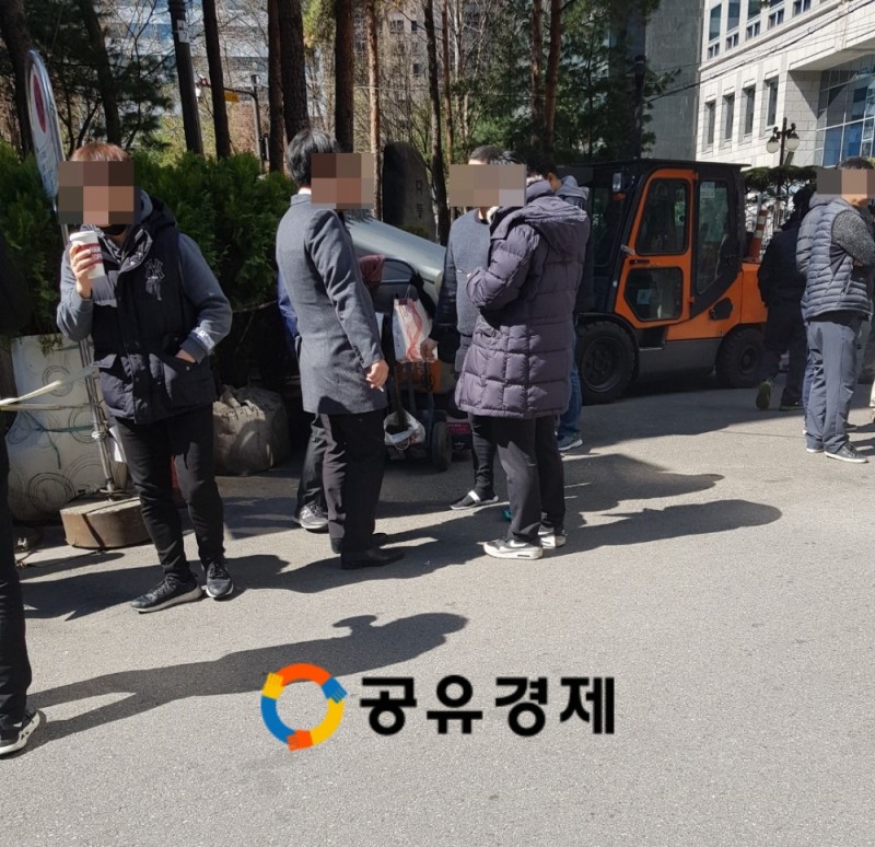 3월 16일 서울 시청 인근에서 직장인들이 삼삼오오 모여 흡연을 하고 있다. 2020.3.16