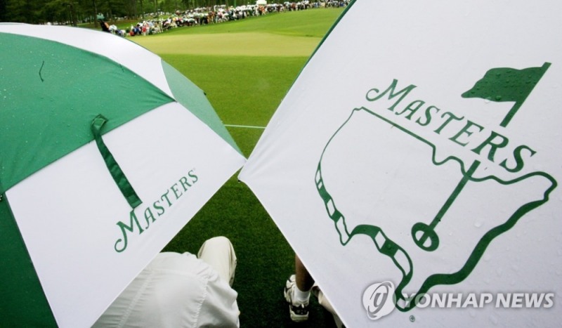 마스터스 대회 로고가 새겨진 우산.  [EPA=연합뉴스]