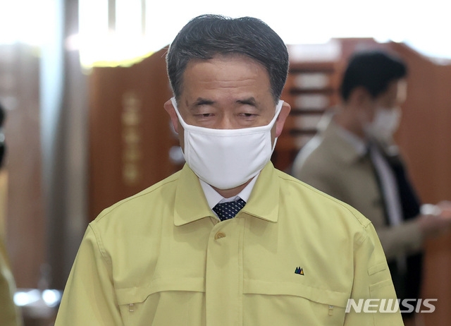박능후 보건복지부 장관이 16일 오전 서울 종로구 정부서울청사 중앙재난안전상황실 서울상황센터에서 열린 코로나19 대응 중대본 회의에 참석하고 있다. 이날 박 장관은 면 마스크를 착용했다. 사진=뉴시스