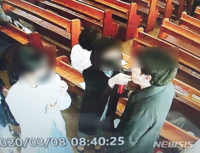 신종 코로나바이러스 감염증(코로나19) 집단감염이 발생한 경기 성남시 '은혜의강' 교회에서 예배 당시 소금물을 분무기에 넣어 예배 참석자들 입에 대고 뿌린 것으로 확인됐다. 이희영 경기도 코로나19 긴급대책단장은 16일 도청 브리핑에서 이른바 '소금물 분무기'로 인해 집단감염이 발생한 것으로 추정된다고 밝혔다. 사진은 '소금물 분무기'를 사용하는 CCTV 화면 모습. (사진=경기도청 제공)