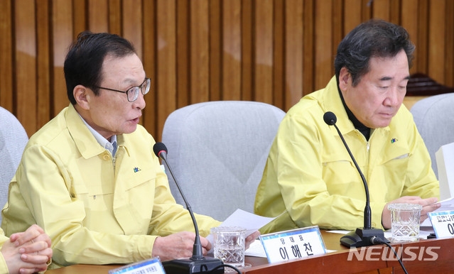 이해찬(왼쪽) 더불어민당 대표가 16일 서울 여의도 국회에서 열린 더불어민주당 코로나19국난극복위원회 회의에 참석해 현안관련 발언을 하고 있다.