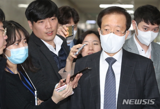 이석연 미래통합당 공천관리위원회 위원장 직무대행이 16일 서울 여의도 국회 미래통합당 회의실에서 열린 공천관리위원회 회의에 참석하고 있다.