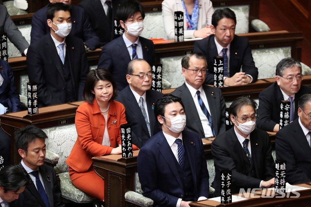 지난 12일 일본 국회에서 열린 중의원 본회의가 열린 가운데 일부 의원들이 신종 코로나 바이러스 감염증(코로나19) 방지를 위해 마스크를 쓰고 있다.