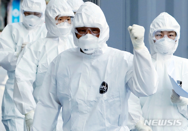의료진들이 11일 대구 중구 계명대학교 동산의료원에서 음압병동으로 향하고 있다.
