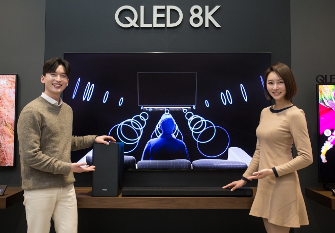(사진=삼성전자) 삼성전자 모델이 2020년형 Q사운드바(모델명: HW-Q800T) 제품을 소개하고 있다.