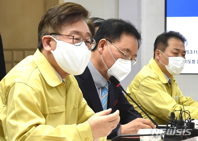이재명 경기도지사가 11일 오후 경기도청 상황실에서 열린 '신종 코로나바이러스 감염증(코로나19) 위기 극복을 위한 경기도 기독교 교회 지도자 긴급 간담회'에서 모두발언을 하고 있다. 사진=뉴시스