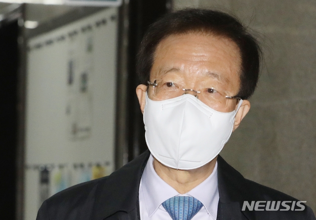 이석연 미래통합당 공천관리위원장 직무대행이 17일 서울 여의도 국회 미래통합당 회의실에서 열리는 공천관리위원회 회의에 참석하고 있다.