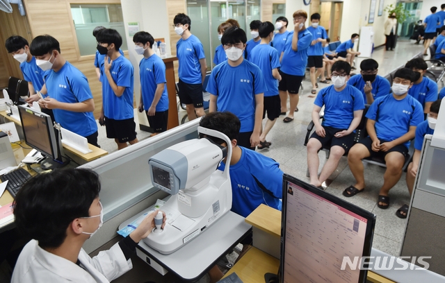 지난 2월 3일 오전 경기 수원시 팔달구 경인지방병무청에서 열린 올해 첫 징병검사에서 입영 대상자들이 신체 검사를 받고 있다. 사진=뉴시스